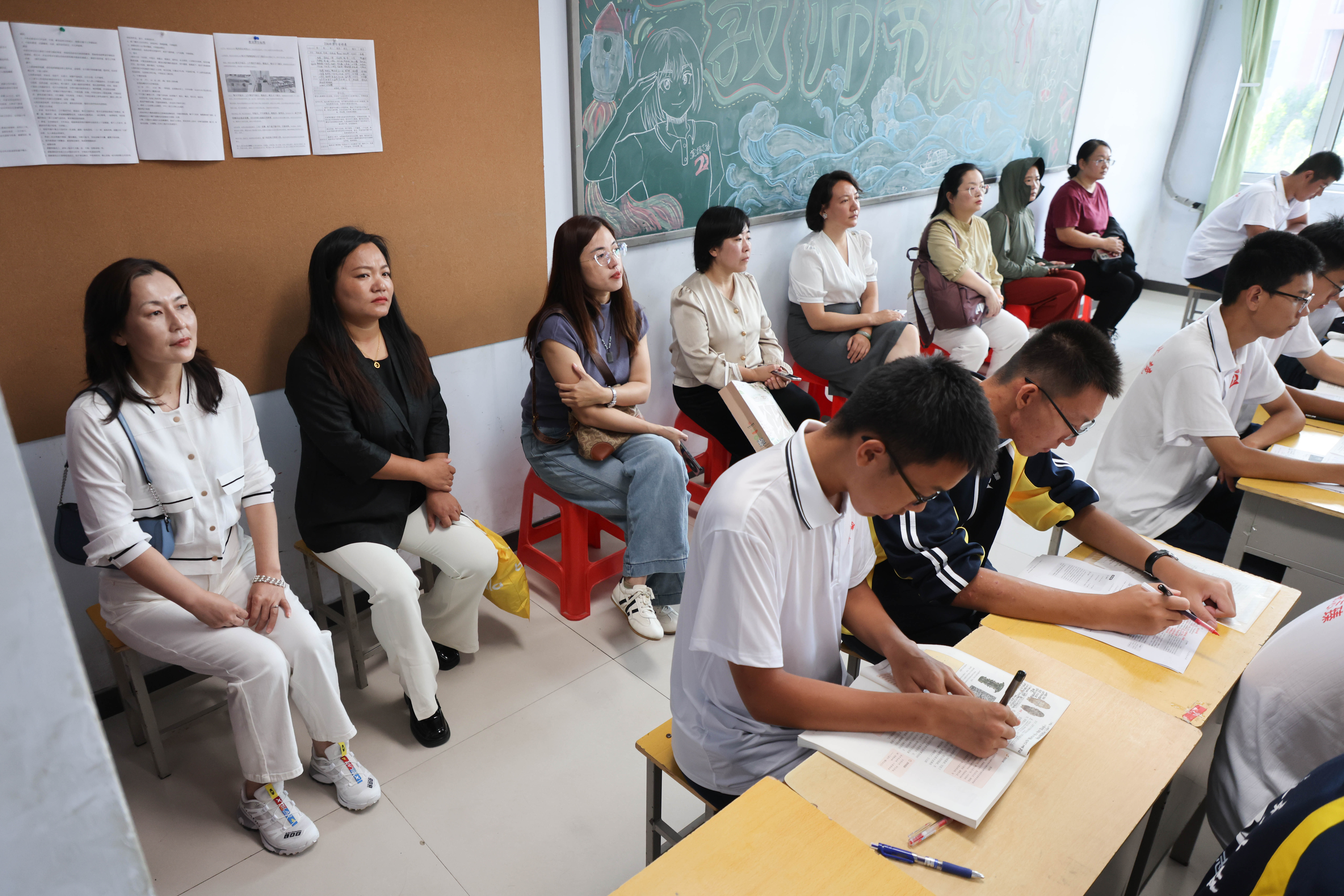 参观教室 (4).jpg 参观教室 (4).jpg